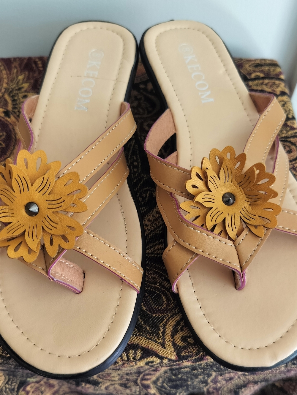 Kecom Women's 8 Tan Floral Toe-Post Women's Sandals